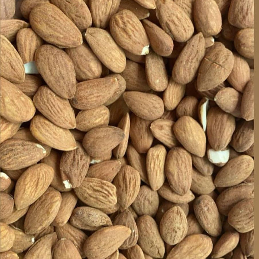 Almendra cruda con piel
